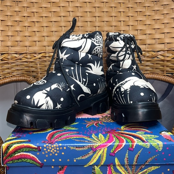 FARM RIO Made In Brazil Cerrado Sky Lug Sole Ankle Boots Booties Black White - Picture 6 of 12